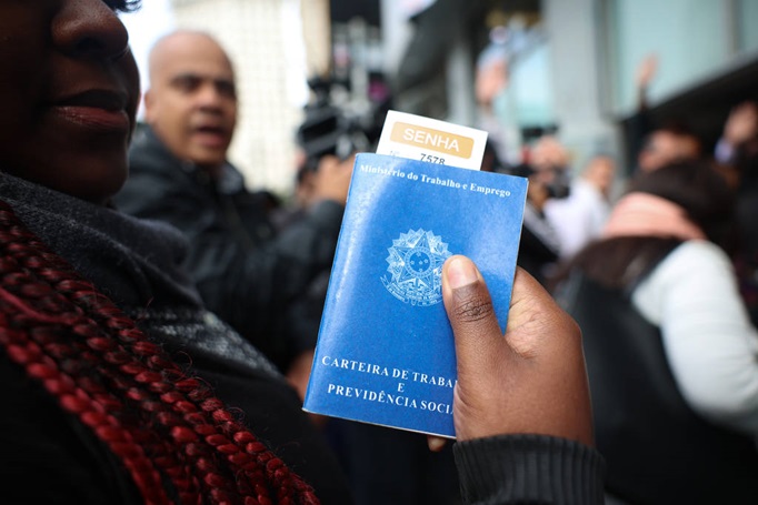 Sete anos após reforma trabalhista, 70% dos informais querem carteira assinada